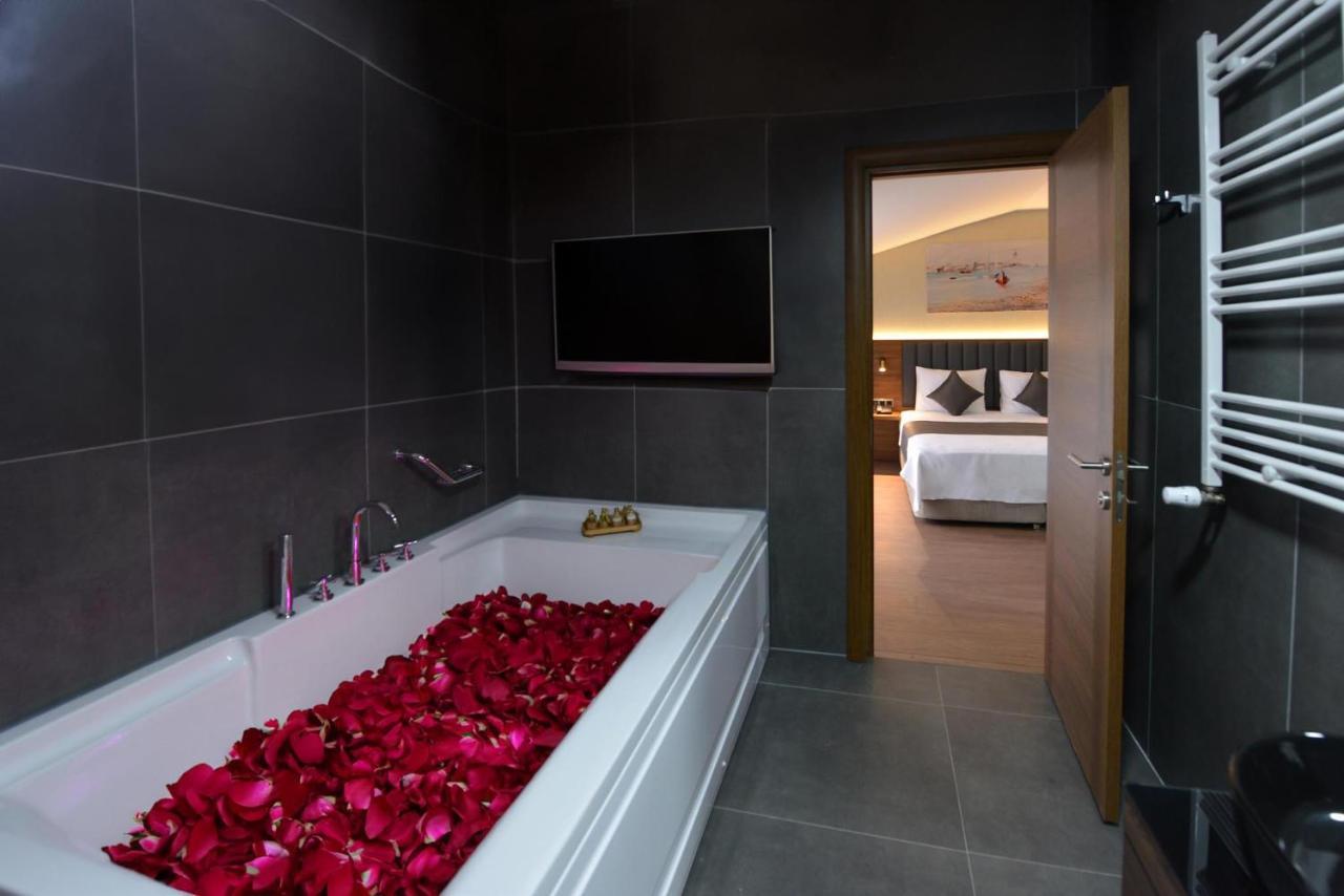 Istport Garden Hotels Arnavutkoy Екстериор снимка A bathroom with a television